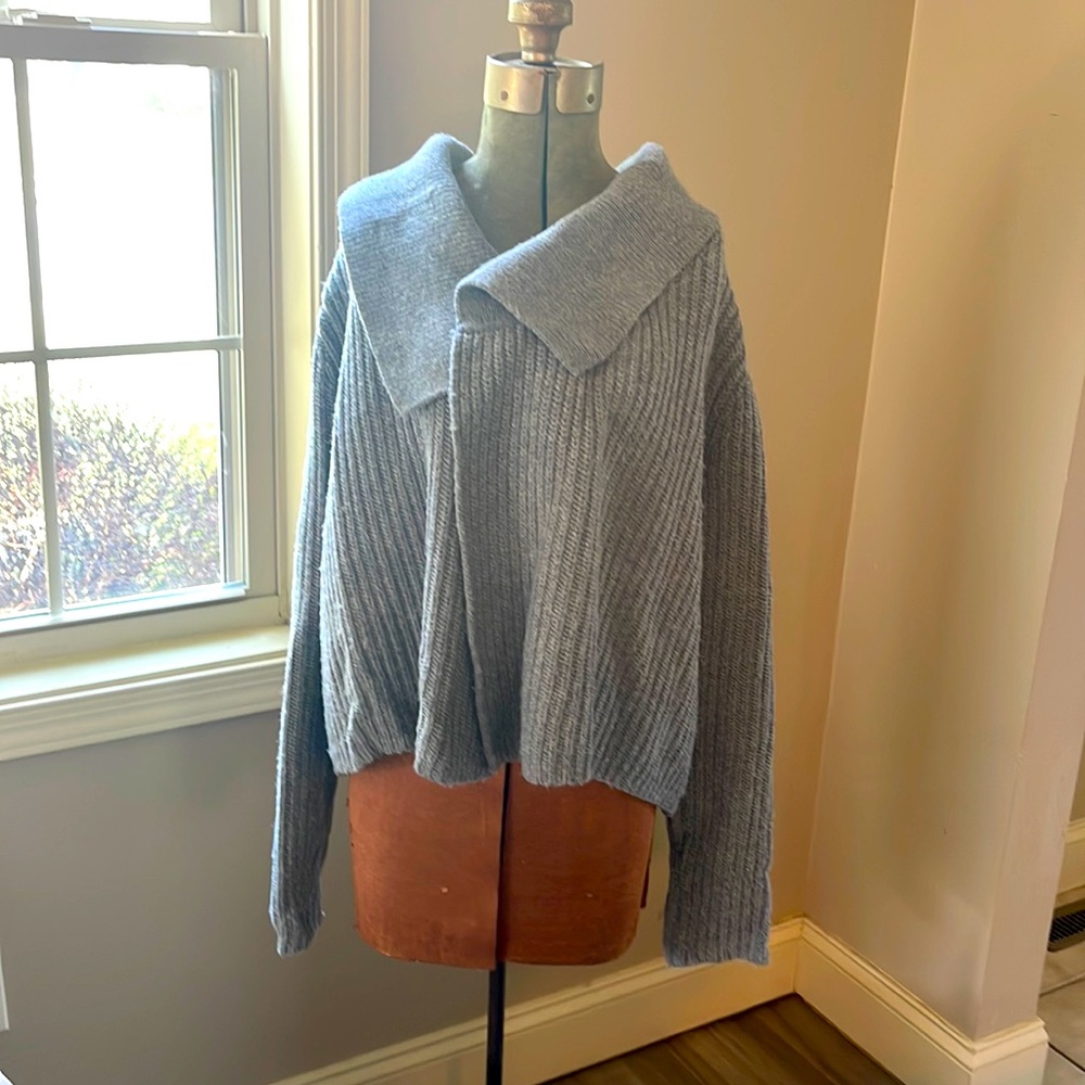 Gap gray knit sweater. Size medium. Long sleeves